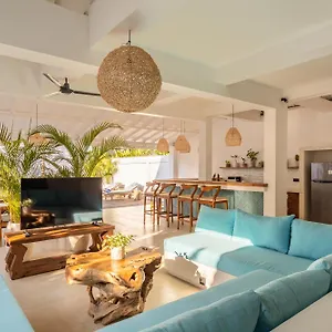 2 Bdr Villa, Walking Distance To Beach. Villa